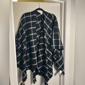 Black/white Gap poncho